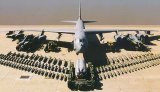 A B-52 és fegyverzete. A középen látható ALCM-dobtól a hagyományos bombákig minden megtalálható